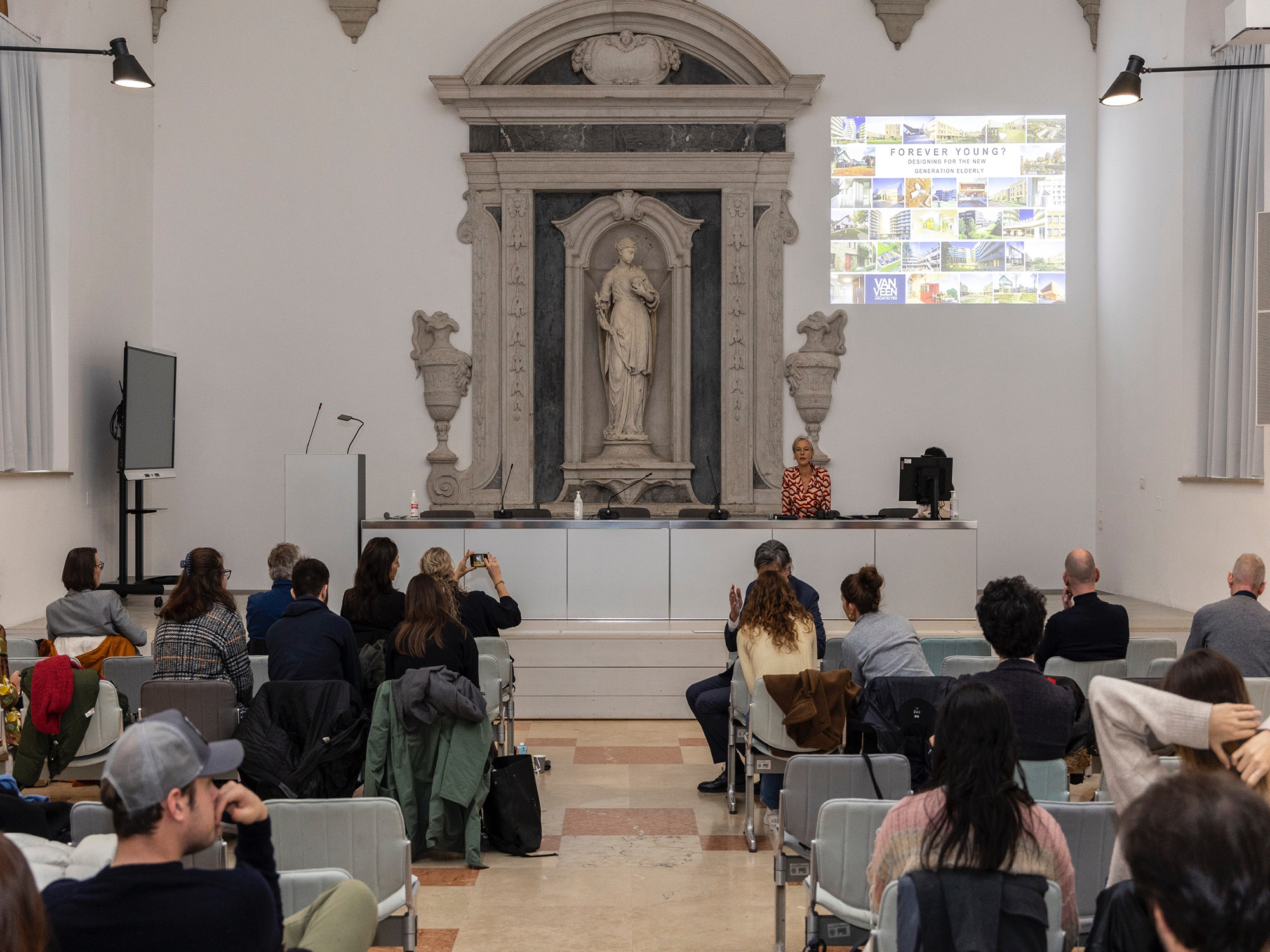 Evelien van Veen gaf lezing in Venetië ”We do care”